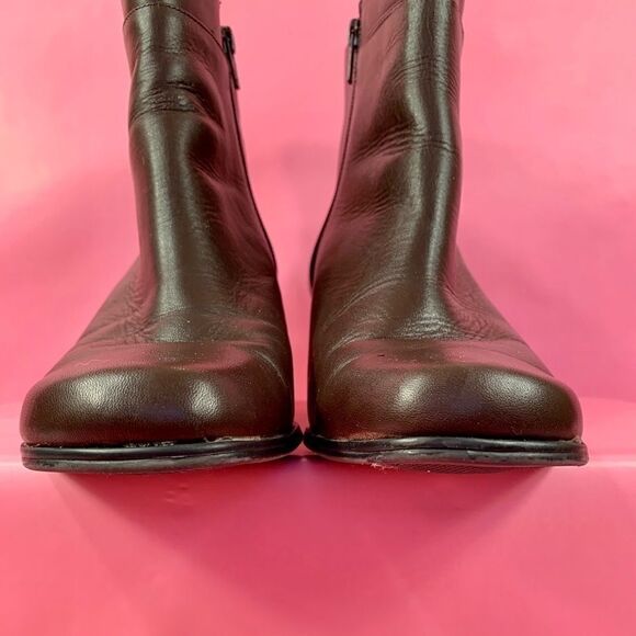 BROWN LEATHER ANKLE BOOTS SIZE 8.5 St. JOHN’s BAY - Picture 4 of 6